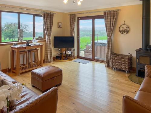 Una sala de estar con un sofá y un televisor. en Trelaw - Uk41532, en Ochiltree
