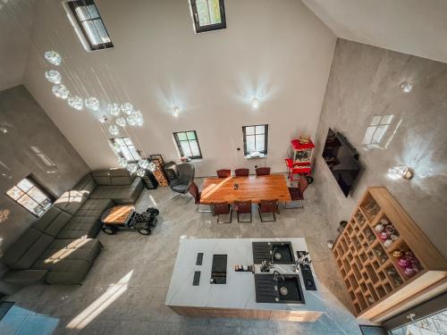 an overhead view of a dining room and living room with a table at Holiday Home Party & Friends Villa by Interhome 