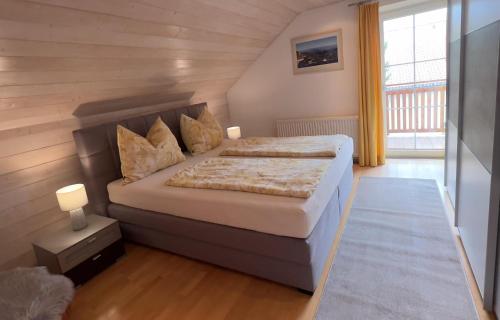 um quarto com uma cama grande em um quarto em Appartement Carl em Seefeld in Tirol