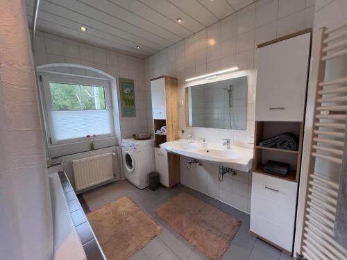 um banheiro com pia e máquina de lavar em Appartement Carl em Seefeld in Tirol