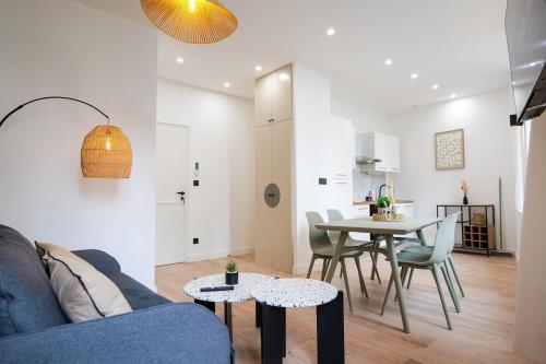 a living room with a couch and a table at Le Chenavard I-hyper centre-Central air conditioning in Lyon