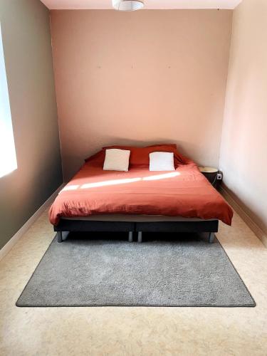 Ένα ή περισσότερα κρεβάτια σε δωμάτιο στο Maison de campagne sarthoise