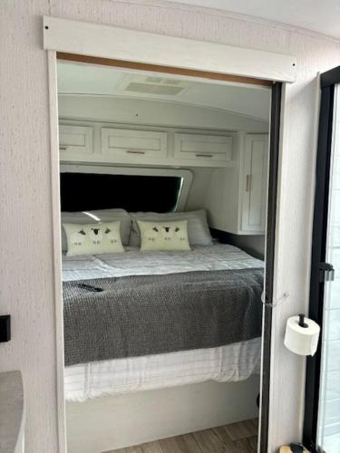 a bedroom with a bed in a small room at Astoria in Round Top