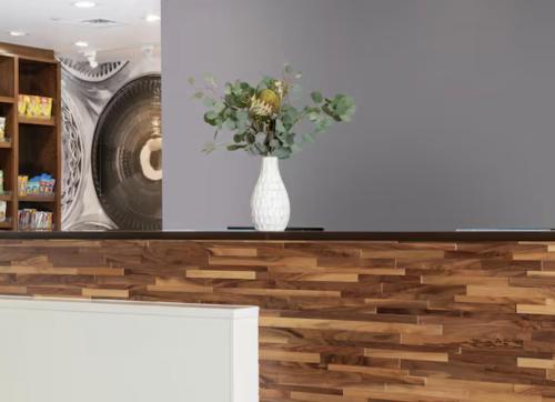 マニトワックにあるHampton Inn Manitowocの花瓶