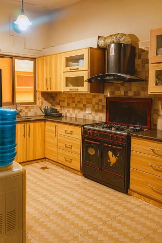 Kuchyň nebo kuchyňský kout v ubytování Luxury Furnished Villa with Private Garden & Parking