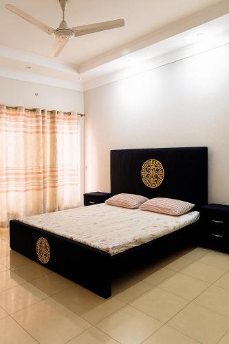 Postel nebo postele na pokoji v ubytování Luxury Furnished Villa with Private Garden & Parking