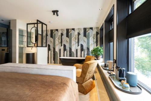 a bedroom with a bed and a bath tub in it at Myko Boutique BenB in Zwolle
