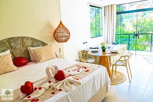 ein Schlafzimmer mit einem Bett mit Rosen darauf in der Unterkunft DA MATA Chalés in Lindóia