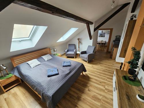 Un dormitorio con una cama con dos toallas azules encima. en GUDU apartments, en Košice