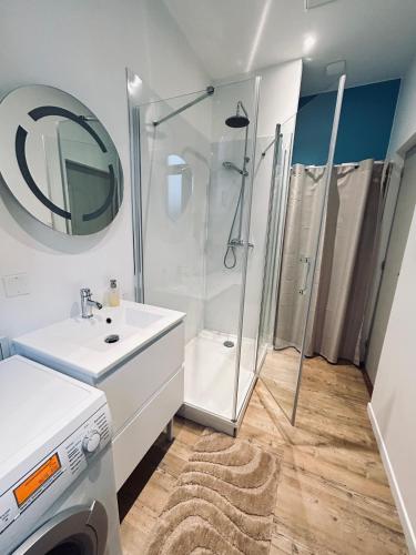 a white bathroom with a shower and a sink at Grande chambre élégante Les Chambres Bannacker 25 m2 Centre à pied in Wissembourg