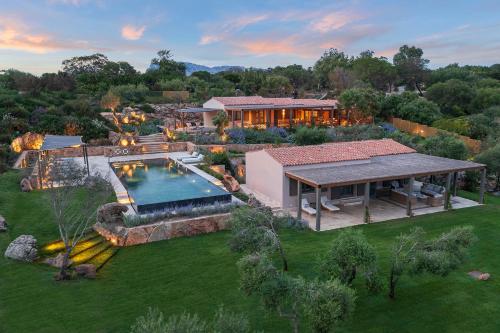 Πισίνα στο ή κοντά στο Villa Six - Your Seaside Retreat at Salinedda Beach Villas