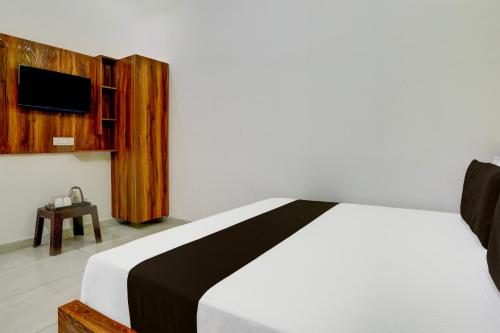 Postel nebo postele na pokoji v ubytování Hotel O Adinath Guest House