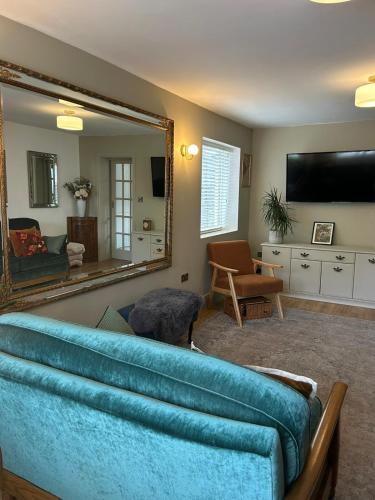 TV a/nebo společenská místnost v ubytování Tastefully decorated 3 bed home