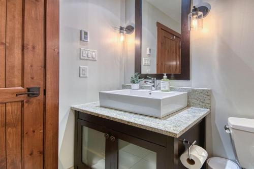 une salle de bain avec un lavabo blanc et des toilettes dans l'établissement Versant Soleil Family Condo at Versant Nord, à Mont-Tremblant
