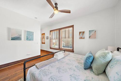 Ένα ή περισσότερα κρεβάτια σε δωμάτιο στο Downtown loft in the perfect location for all things Galveston