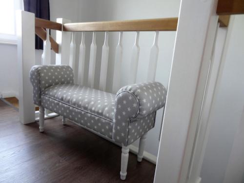einen Stuhl mit Polka-Punkten auf einem Zimmer in der Unterkunft Ferienwohnung am Schweriner See in Schwerin