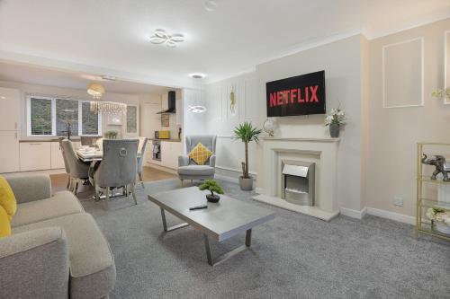 TV a/nebo společenská místnost v ubytování Kirk Brae House - Grampian Lettings