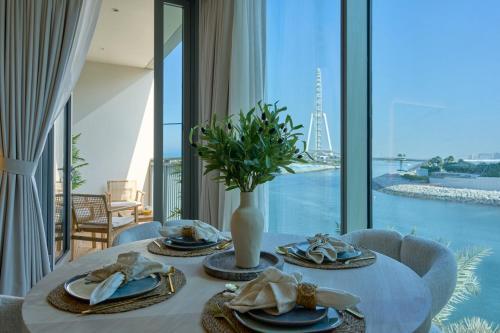 Coastal 1BR with Balcony and Marina Ain Dubai Bluewaters Views