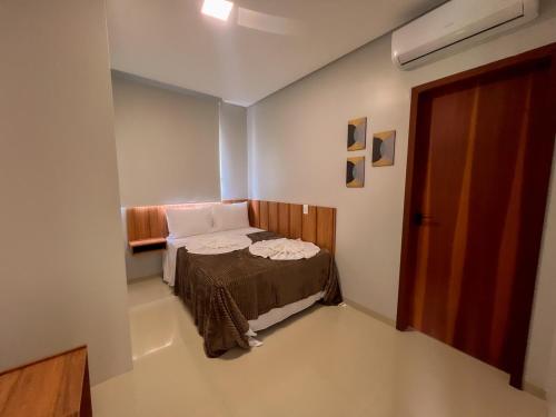 ein kleines Schlafzimmer mit einem Bett in einem Zimmer in der Unterkunft Apto Vista Mar Jogos Piscina 2 Suítes in São Bento