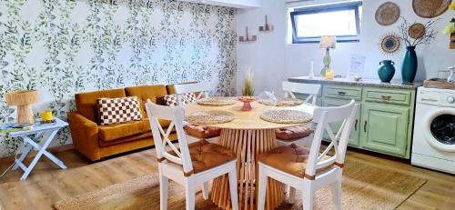 a kitchen and dining room with a table and chairs at Mary's House in Angra do Heroísmo