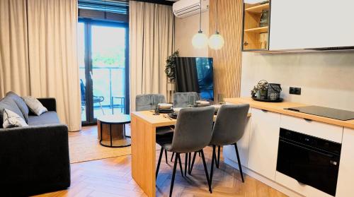 une cuisine et un salon avec une table et des chaises dans l'établissement EASY RENT- Szeligowskiego 15 Chodźki Residence, Free Parking, 24h Check-in, à Lublin