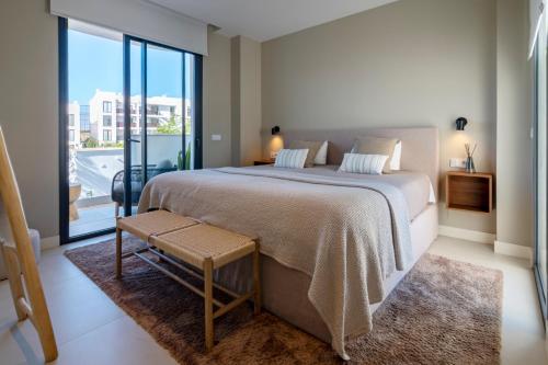 Un dormitorio con una cama grande y una ventana grande. en Mara's Apartments Higuerón West - Scandinavian Luxury - Seaviews & Natural Landscapes, en Fuengirola