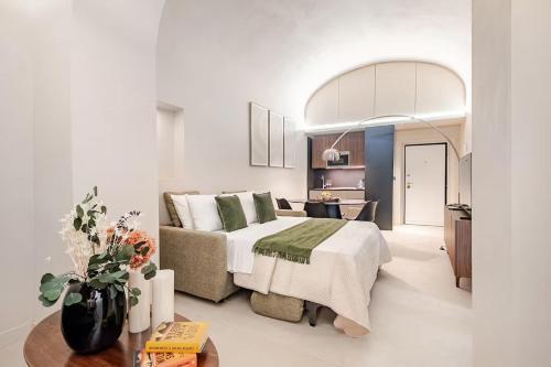 Un dormitorio con una cama y un escritorio en una habitación. en ELZ Fontana di Trevi Luxury & Design Apartment, en Roma