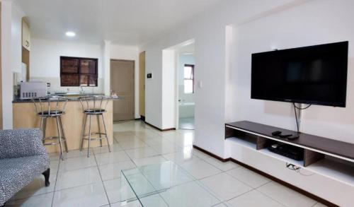 Un televizor și/sau centru de divertisment la Boetie & Sons Sandton Stay