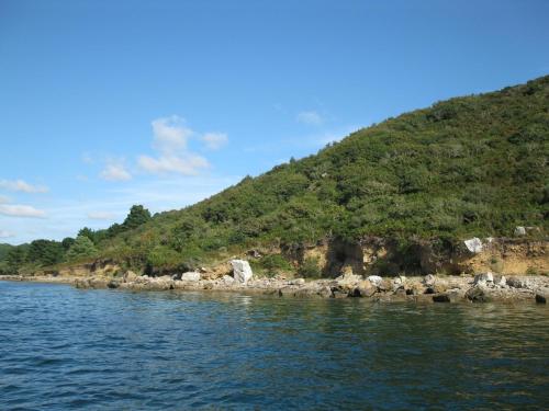 a group of rocks on the shore of the water at Maison sur la Presqu'île de Plougastel in Plougastel-Daoulas