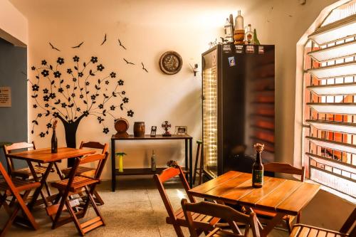 comedor con 2 mesas y chimenea en Red Monkey Hostel Barra Funda, en São Paulo