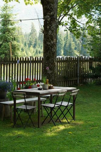 a picnic table and two chairs under a tree at Leśniczówka u Zięby in Kościelisko