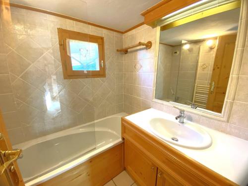 Appartement spacieux 3 chambres au pied des pistes avec parking - FR-1-411-994