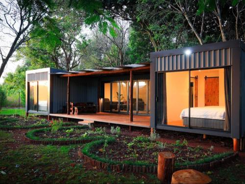 MahlanyaにあるUmdoni Farm Lodgeの庭の中の小屋