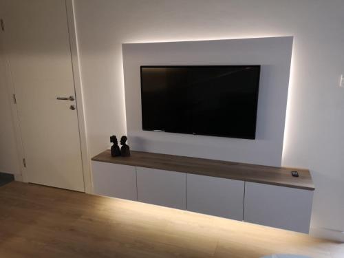 Una televisión o centro de entretenimiento en Lux Iva apartman