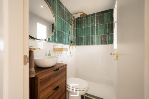 ein Badezimmer mit Waschbecken, Toilette und Spiegel in der Unterkunft Wolfie Home Villacosta in Orihuela