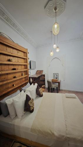 Una cama o camas en una habitación de Riad Laly Tourisme Eclairé Le bijou de la medina