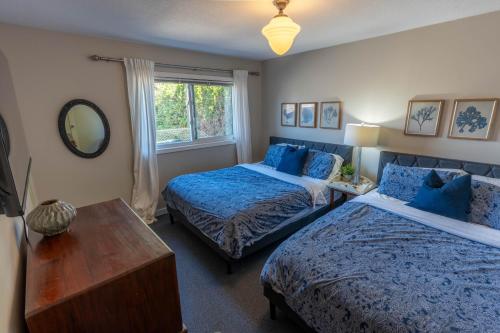 una camera da letto con due letti e una finestra di Family Cottage at Horner Park a Victoria
