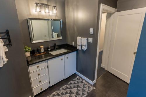 un bagno con lavandino e specchio di Family Cottage at Horner Park a Victoria