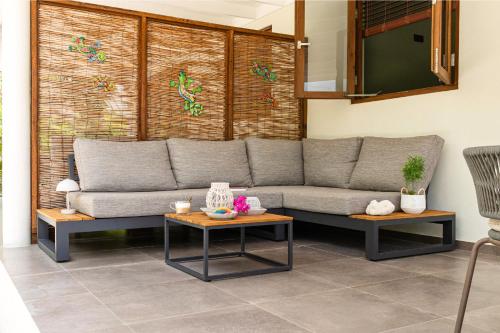 Un lugar para sentarse en Pal'i Koko, modern appartement 5 min vanaf Mambo