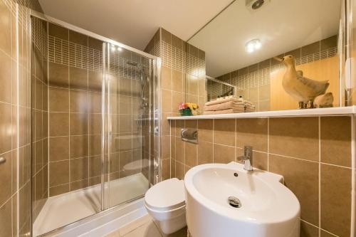 ein Badezimmer mit Waschbecken, Dusche und Toilette in der Unterkunft Monart Stylish City Centre Apartment, 2 Bed, sleeps 6 in Perth