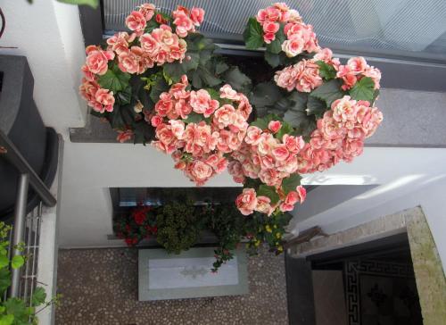 a wreath of pink flowers hanging over a fireplace at Brancadoria B&B in Monteleone Rocca Doria
