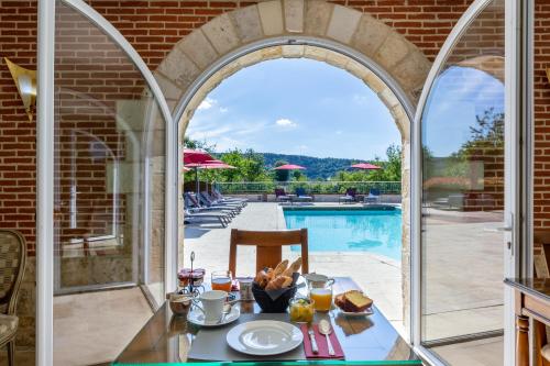 Πισίνα στο ή κοντά στο Demeures & Châteaux Hôtel Domaine le Clos des Fontaines