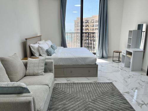 Elegant Studio Living in Al Hamra Village
