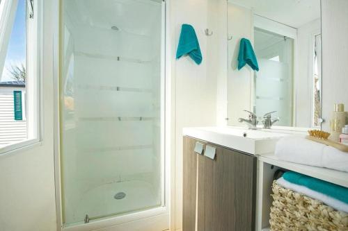 a bathroom with a shower and a sink at Camping Le Chêne Gris in Pommeuse