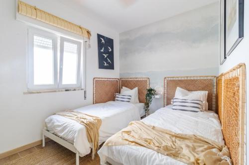 a bedroom with two beds and a window at Casa Phoebe - NEW Renovated Burgau Apartment Sleeps 5 - Beach 1 min in Burgau