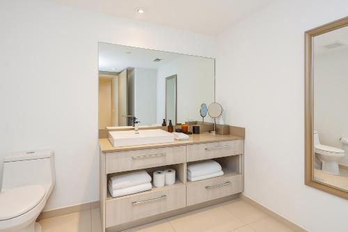 Koupelna v ubytování Lyfe Residence Building - Private apts over the beach