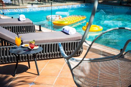 Bazén v ubytování منتجع رينيوم القيروان الرياض nebo v jeho okolí