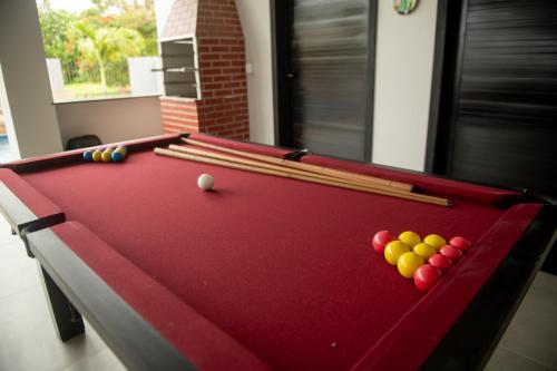 einen Billardtisch mit Bällen darüber in der Unterkunft Apto Vista Mar 2 Suítes Piscina Japaratinga in São Bento