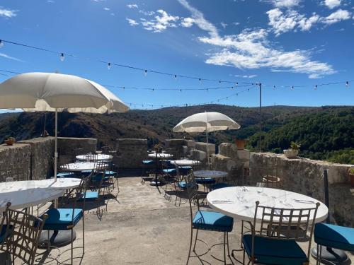 Nespecifikovaný výhled na hory nebo výhled na hory při pohledu z penzionu