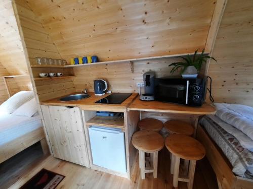 a kitchen in a cabin with a sink and a microwave at Cabane Perce Neige - Gavarnie in Gèdre